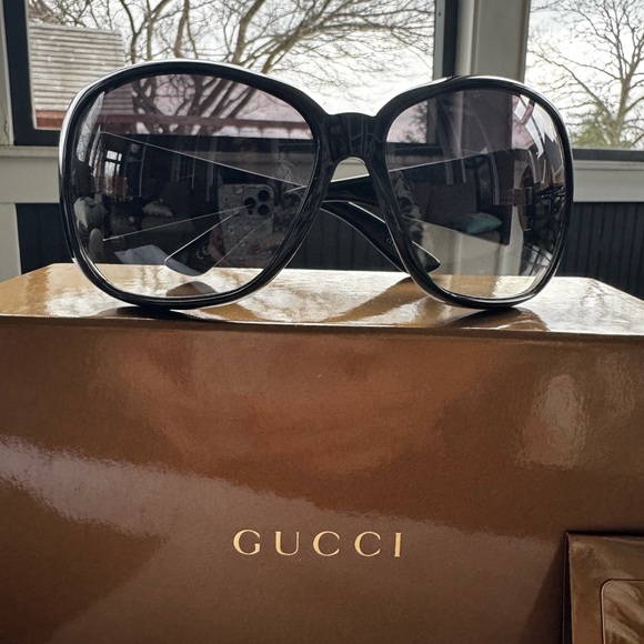 Authentic Gucci Oversized Sunglasses - Full Inclusion - Picture 3 of 7